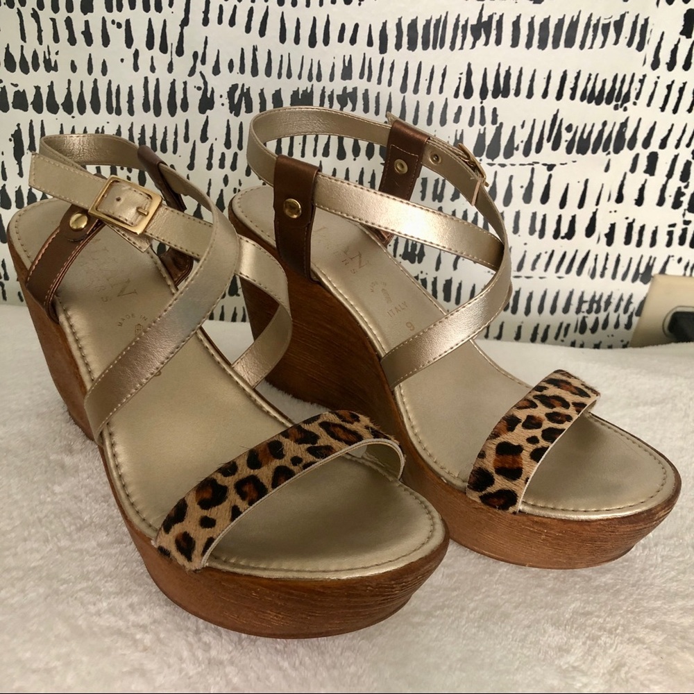 Italian Shoemakers Leopard Wedge Sandals Size 9 $25
So comfortable and chic